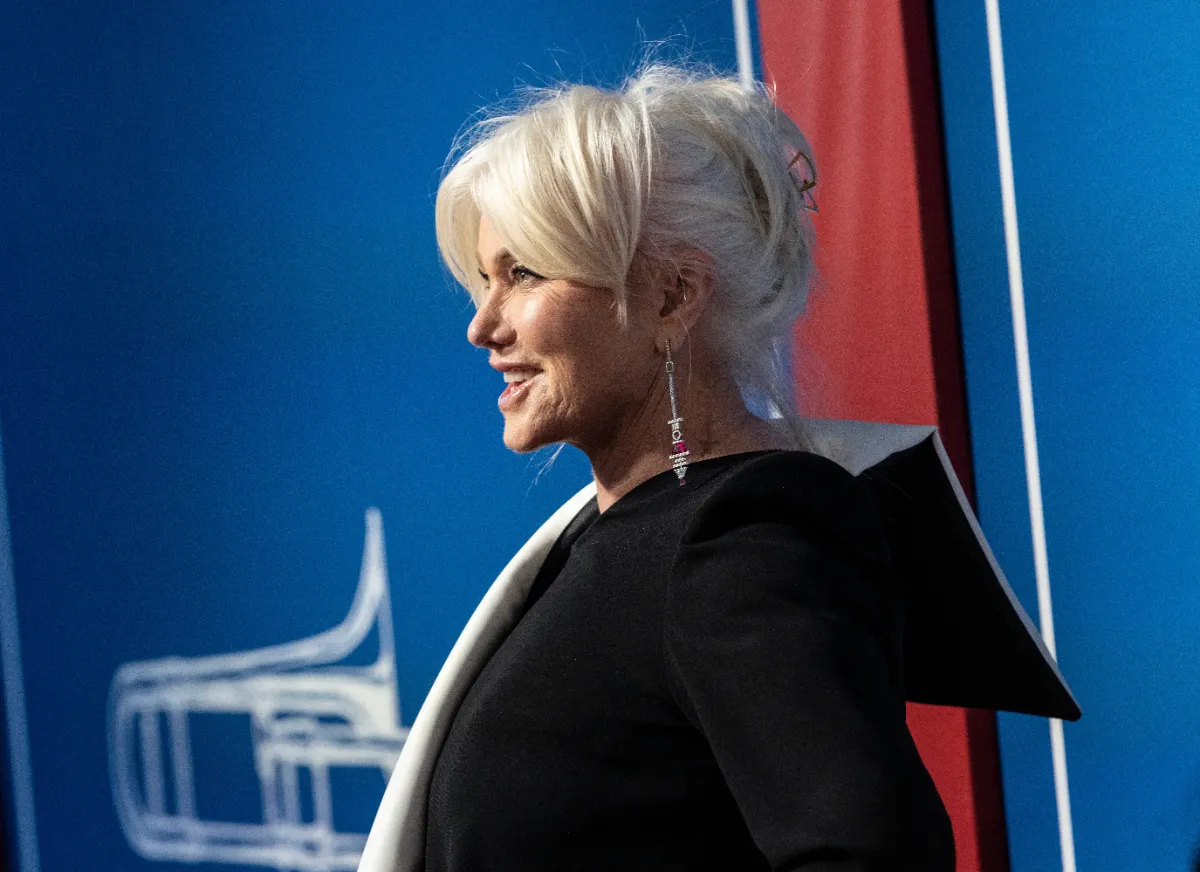 Hårfärg och frisyrer för kvinnor över 60: Stilar som inspirerar
