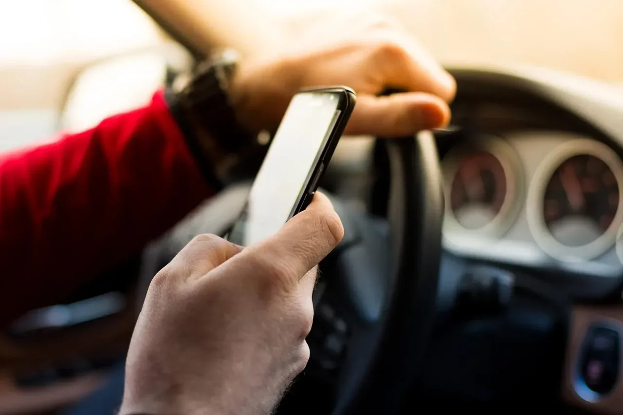 Dolda faror med smartphone-notifikationer för bilförare